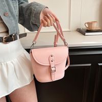 Women's Pu Leather Solid Color Classic Style Sewing Thread Magnetic Buckle Shoulder Bag main image 4