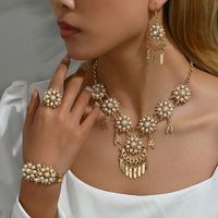 Estilo Simple Estilo Clásico Color Sólido Aleación Embutido Perlas Artificiales Chapados en oro de 18k Mujeres Conjunto De Joyas main image 2