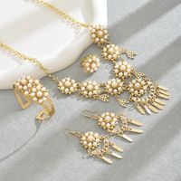 Estilo Simple Estilo Clásico Color Sólido Aleación Embutido Perlas Artificiales Chapados en oro de 18k Mujeres Conjunto De Joyas main image 3