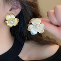 1 Piece Retro Flower Inlay Alloy Artificial Pearls Ear Studs main image 3