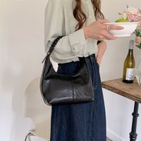 Femmes Moyen Faux Cuir Couleur Unie Style Classique Fermeture Éclair Sac En Forme De Nuage main image 5