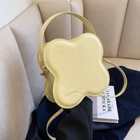 Women's Medium Pu Leather Solid Color Cute Cloud Shape Magnetic Buckle Handbag main image video