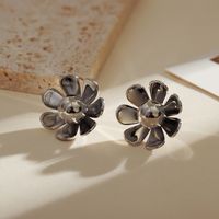 1 Pair Simple Style Classic Style Flower Plating Inlay Copper Pearl Gold Plated Ear Studs main image 3