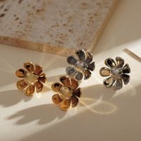 1 Paar Einfacher Stil Klassischer Stil Blume Überzug Inlay Kupfer Perle Vergoldet Ohrstecker main image 1