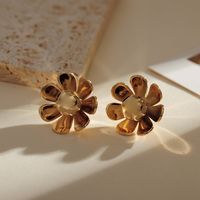 1 Paar Einfacher Stil Klassischer Stil Blume Überzug Inlay Kupfer Perle Vergoldet Ohrstecker main image 4