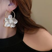 1 Pair Retro Simple Style Flower Inlay Alloy Pearl Drop Earrings main image 5