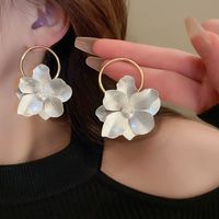 1 Pair Retro Simple Style Flower Inlay Alloy Pearl Drop Earrings main image 1