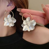 1 Pair Retro Simple Style Flower Inlay Alloy Pearl Drop Earrings main image 8