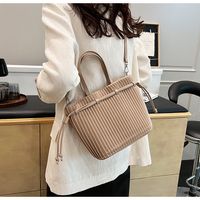 Women's Medium Pu Leather Solid Color Classic Style Magnetic Buckle Handbag main image 4