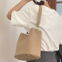 Femmes Grande Faux Cuir Couleur Unie Style Classique Boucle Magnétique Sac Bandoulière main image 3