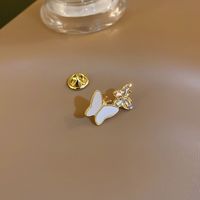 Fashion Oval Flower Butterfly Copper Inlay Rhinestones Pearl Women's Brooches sku image 2