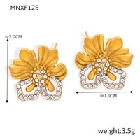 1 Par Casual Estilo Simple Viajar Diariamente Flor Enchapado Embutido Acero Titanio Diamantes De Imitación Chapados en oro de 18k Pendientes sku image 1