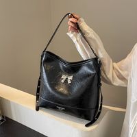 Femmes Moyen Faux Cuir Couleur Unie Noeud D'Arc Style Classique Vêtement De Rue Fermeture Éclair Sac D'Épaule main image 1