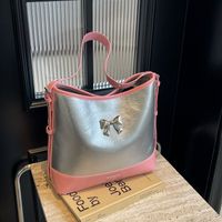 Femmes Moyen Faux Cuir Couleur Unie Noeud D'Arc Style Classique Vêtement De Rue Fermeture Éclair Sac D'Épaule main image 5