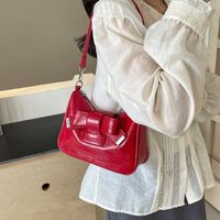 Femmes Moyen Faux Cuir Couleur Unie Style Vintage Vêtement De Rue Noeud Papillon Fermeture Éclair Sac Sous Les Bras main image 4