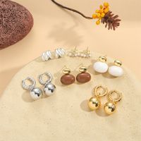 1 Paire De Base Style Moderne Style Classique Rond Incruster Le Cuivre Perles Artificielles Plaqué Or 14K Boucles D'oreilles Cerceau Boucles D'Oreilles main image 4