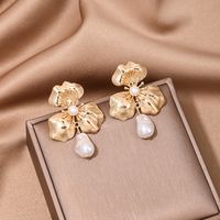 1 Pair Simple Style Classic Style Petal Inlay Zinc Alloy Artificial Pearls Drop Earrings main image 2