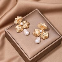 1 Pair Simple Style Classic Style Petal Inlay Zinc Alloy Artificial Pearls Drop Earrings main image 3