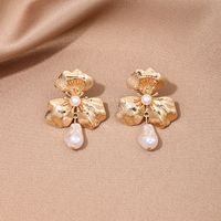 1 Pair Simple Style Classic Style Petal Inlay Zinc Alloy Artificial Pearls Drop Earrings main image 4