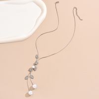Wholesale Jewelry Simple Style Shiny Leaf Alloy Rhinestones Pearl Plating Inlay Sweater Chain Long Necklace main image 5