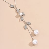 Wholesale Jewelry Simple Style Shiny Leaf Alloy Rhinestones Pearl Plating Inlay Sweater Chain Long Necklace main image 6
