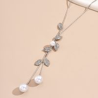 Wholesale Jewelry Simple Style Shiny Leaf Alloy Rhinestones Pearl Plating Inlay Sweater Chain Long Necklace main image 7