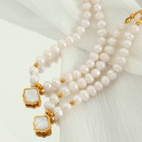Süßwasserperle Weiße Schalentiere Titan Stahl 18 Karat Vergoldet Elegant Perlen Hülse Armbänder main image 2