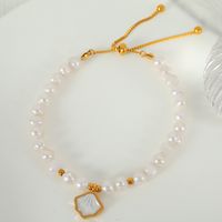 Süßwasserperle Weiße Schalentiere Titan Stahl 18 Karat Vergoldet Elegant Perlen Hülse Armbänder main image 1