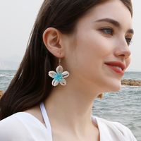 1 Pair Simple Style Classic Style Flower Patchwork Resin Shell Drop Earrings main image 3