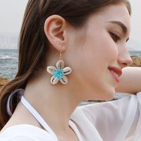 1 Pair Simple Style Classic Style Flower Patchwork Resin Shell Drop Earrings main image 2
