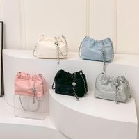 Femmes Moyen Faux Cuir Couleur Unie Style Classique Vêtement De Rue Fil À Coudre Seau Boucle Magnétique Sac Seau main image video