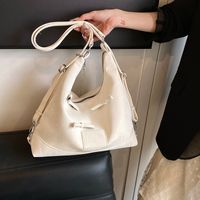 Women's Medium Pu Leather Solid Color Streetwear Pillow Shape Zipper Shoulder Bag main image 2