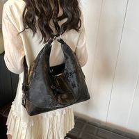 Women's Medium Pu Leather Solid Color Streetwear Pillow Shape Zipper Shoulder Bag main image 3
