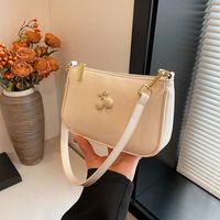 Femmes Moyen Faux Cuir Couleur Unie Mignon Style Classique Fermeture Éclair Sac Sous Les Bras main image 4