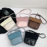 Mujeres Medio Cuero Sintético Color Sólido Estilo Vintage Estilo Clásico Hilo De Coser Balde Gire La Tapa Bolso Bandolera Bolso Cuadrado Mochila De Moda main image 1