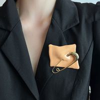 Simple Style Paper Clip Waves Alloy Plating Women's Brooches main image 3