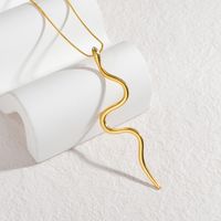 Acero Chapados en oro de 18k Estilo Simple Estilo Clásico Giro Serpiente Acero Titanio Collar Colgante main image 1