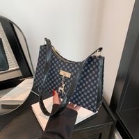 Femmes Moyen Faux Cuir Argyle Vêtement De Rue Forme D'Oreiller Fermeture Éclair Sac Sous Les Bras main image 2