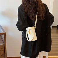 Women's Medium Pu Leather Solid Color Vintage Style Classic Style Sewing Thread Cylindrical Lock Clasp Crossbody Bag main image 5