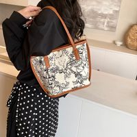 Women's Medium Cloth Flower Classic Style Sewing Thread Zipper Shoulder Bag main image 5