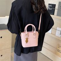 Women's Medium Pu Leather Solid Color Classic Style Streetwear Sewing Thread Zipper Bucket Bag main image 3