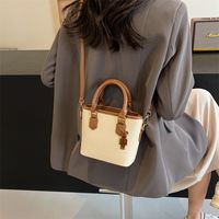 Women's Medium Pu Leather Solid Color Classic Style Streetwear Sewing Thread Zipper Bucket Bag main image 2