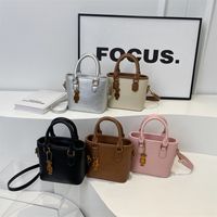 Women's Medium Pu Leather Solid Color Classic Style Streetwear Sewing Thread Zipper Bucket Bag main image video