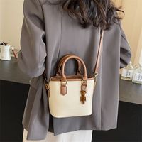 Women's Medium Pu Leather Solid Color Classic Style Streetwear Sewing Thread Zipper Bucket Bag sku image 2