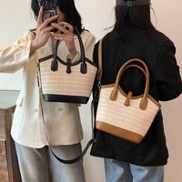 Women's Medium Straw Solid Color Vacation Classic Style Weave Zipper Tote Bag main image video