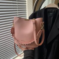 Women's Medium Pu Leather Solid Color Vintage Style Classic Style Magnetic Buckle Bucket Bag main image 3