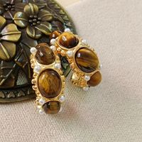 1 Paar Vintage-Stil Klassischer Stil C-Form Überzug Inlay Edelstahl 304 Künstliche Perlen Tigerauge 18 Karat Vergoldet Ohrringe main image 1
