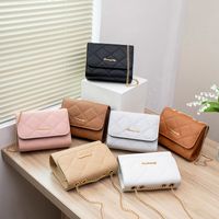 Women's Medium Pu Leather Solid Color Lingge Vintage Style Classic Style Magnetic Buckle Crossbody Bag main image 1
