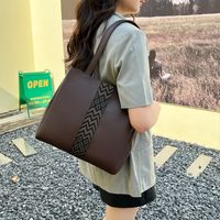 Women's Large Pu Leather Solid Color Vintage Style Classic Style Zipper Shoulder Bag main image 2