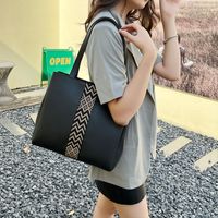 Women's Large Pu Leather Solid Color Vintage Style Classic Style Zipper Shoulder Bag main image 4